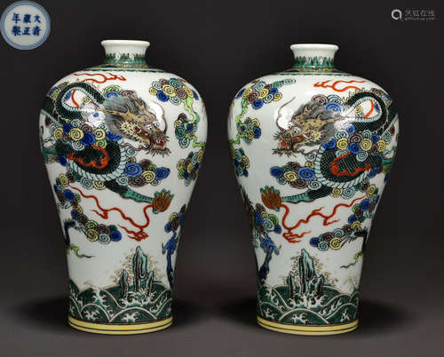 DAQINGKANGXINIANZHI MARK SANCAI GLAZE VASE PAIR