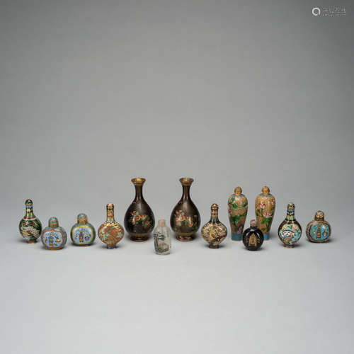 Gruppe von Cloisonné-Vasen und -Snuffbottles mit Blütendekor...