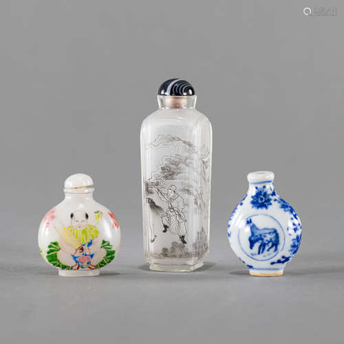 Zwei Snuffbottles aus Glas mit Figurendekor und eine aus bla...