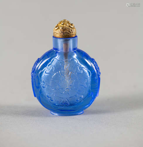 Snuffbottle aus blauem Glas mit Lotosdekor