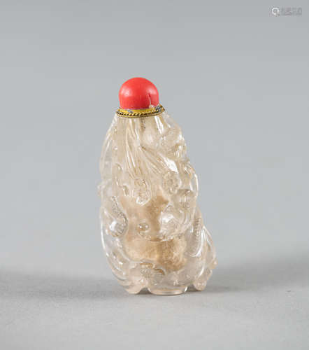 Snuffbottle aus Bergkristall mit Rankendekor in Relief