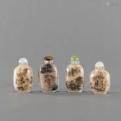 Vier Snuffbottles aus Glas mit Innenglasmalerei von Landscha...