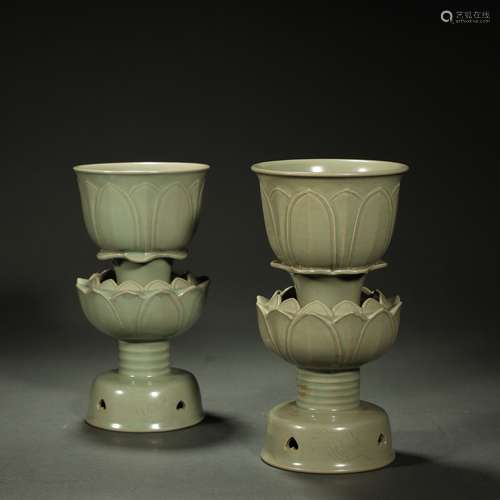 SONG DYNASTY,A PAIR OF FINE CELADON CARVED OIL LAMPS