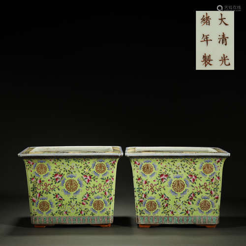 QING DYNASTY,A PAIR OF FAMILLE-ROSE 