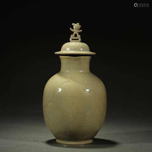 SONG DYNASTY,YUE CELADON CARVED VASE AND COVER