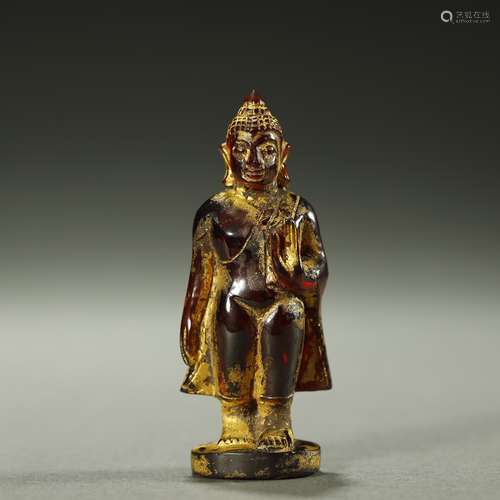 QING DYNASTY,GILT-DECORATED AMBER BUDDHA STATUE