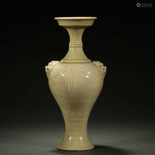 SONG DYNASTY,A FINE CIZHOU KILN CARVED VASE