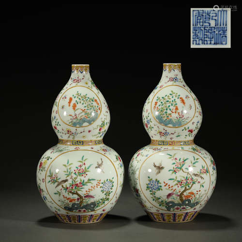 QING DYNASTY,A PAIR OF FAMILLE-ROES DOUBLE-GOURD VASES