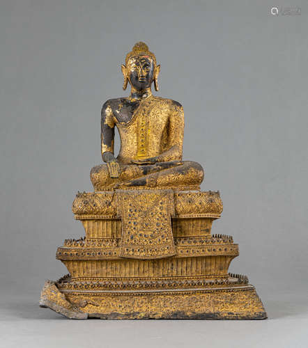 Bronze des Buddha auf einem dreistöckigen Thron