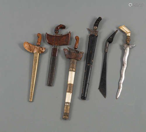 Gruppe von sechs Kurzschwertern, Keris u. a.