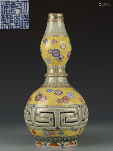 QIANLONG MARK YELLOW GLAZE VASE