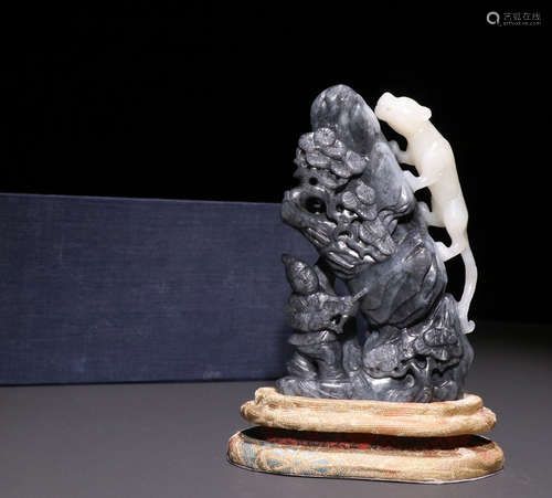 HETIAN JADE SEED CARVED FIGURE PENDANT