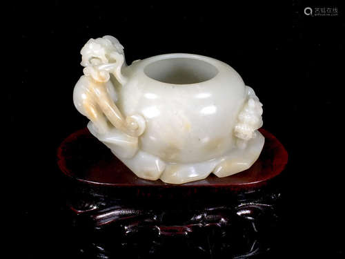 A Hetian jade dragon water pot