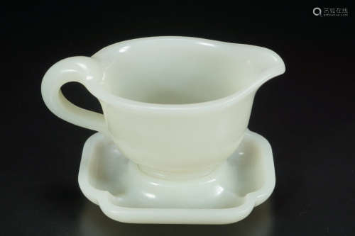 A Hetian jade teacup