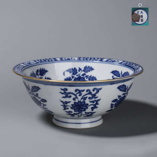 A blue and white interlocking flower porcelain bowl