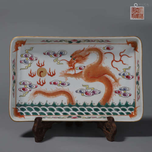 A multicolored iron red dragon porcelain plate