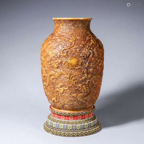 A dragon and seawater Tianhuang stone vase