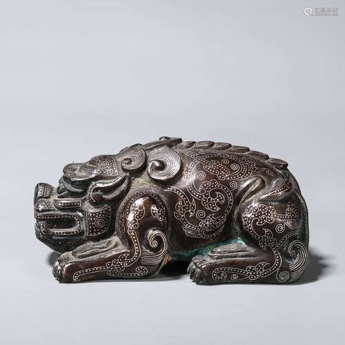 A bronze pixiu paperweight