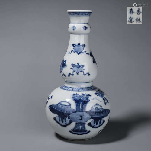 A blue and white porcelain gourd-shaped vase