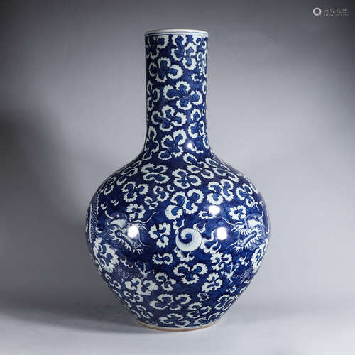 A blue and white dragon porcelain tianqiuping