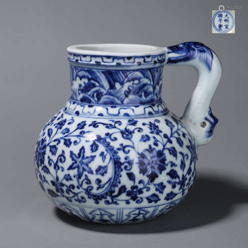 A blue and white interlocking flower porcelain ewer