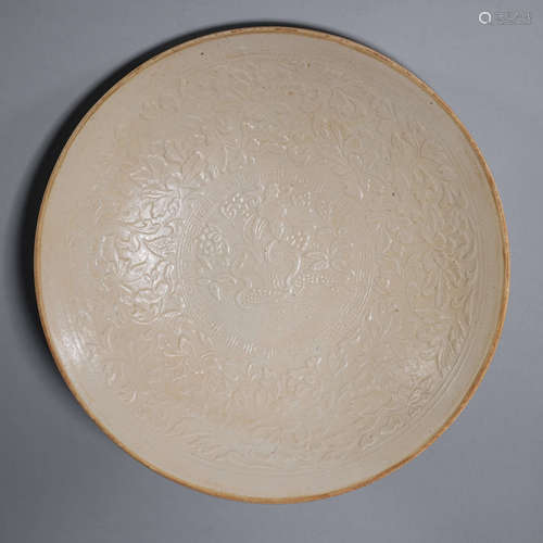 A Ding kiln interlocking flower porcelain plate