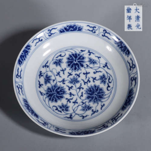 A blue and white interlocking flower porcelain plate