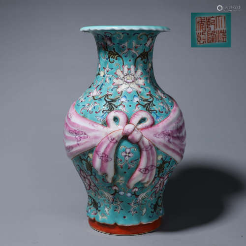 A green glazed famille rose porcelain vase