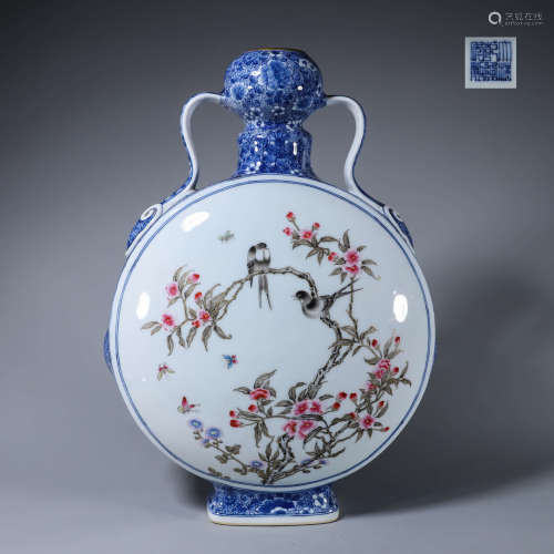 A blue and white interlocking flower porcelain flask