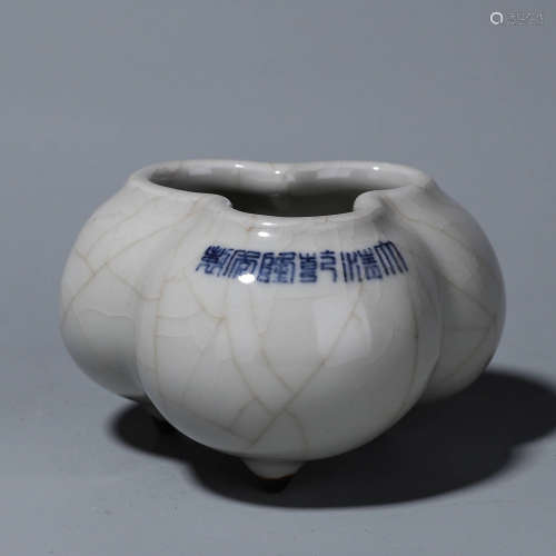 A Ge kiln glazed porcelain flower shaped water pot