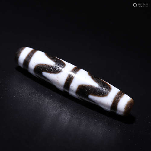 An agate dzi bead