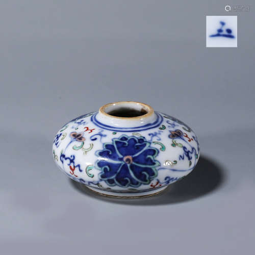 A doucai interlocking flower porcelain water pot
