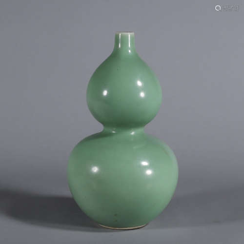 A green glazed porcelain gourd-shaped vase