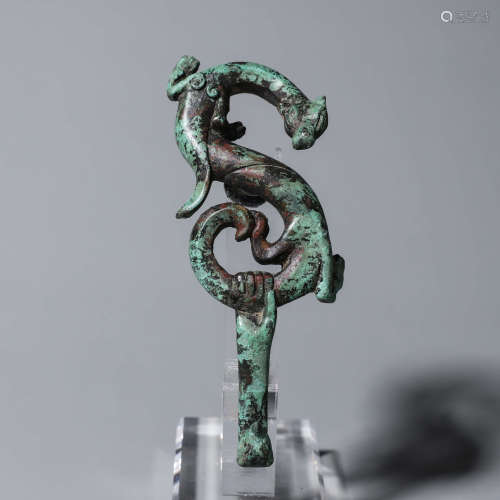 A dragon patterned bronze hook