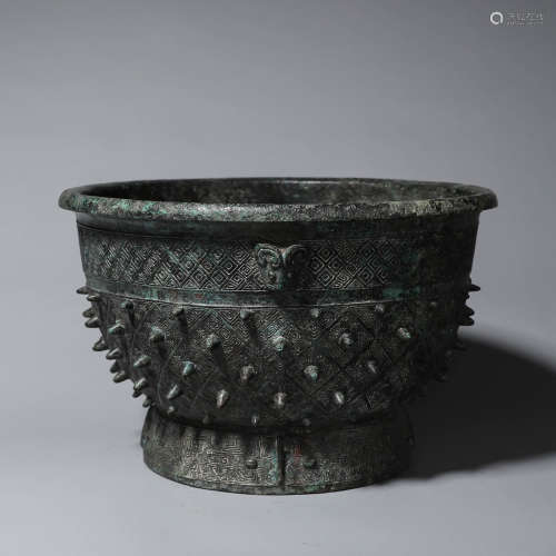 A taotie patterned bronze pot