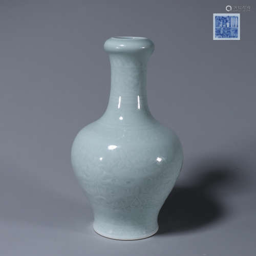 A celadon glazed interlocking flower porcelain vase