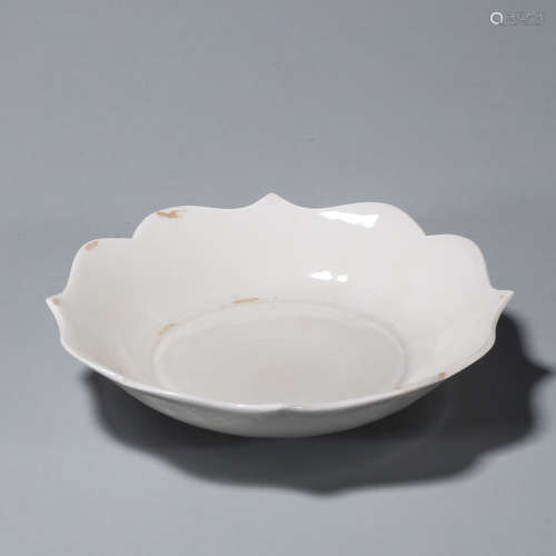 A Xing kiln porcelain lotus shaped plate