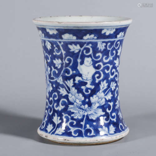 A blue and white flower porcelain brush pot