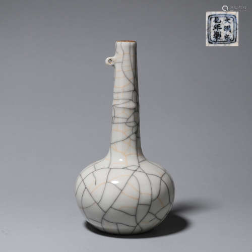 A crack patterned porcelain vase