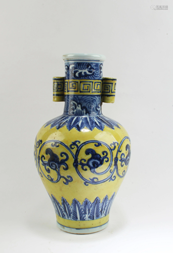 Chiense Famille Jaune Porcelain Vase