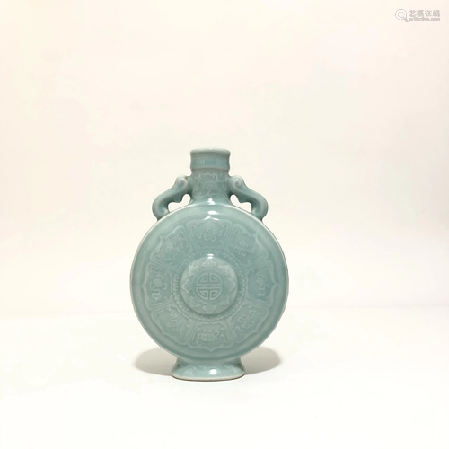 A Douqing Moonflask Vase