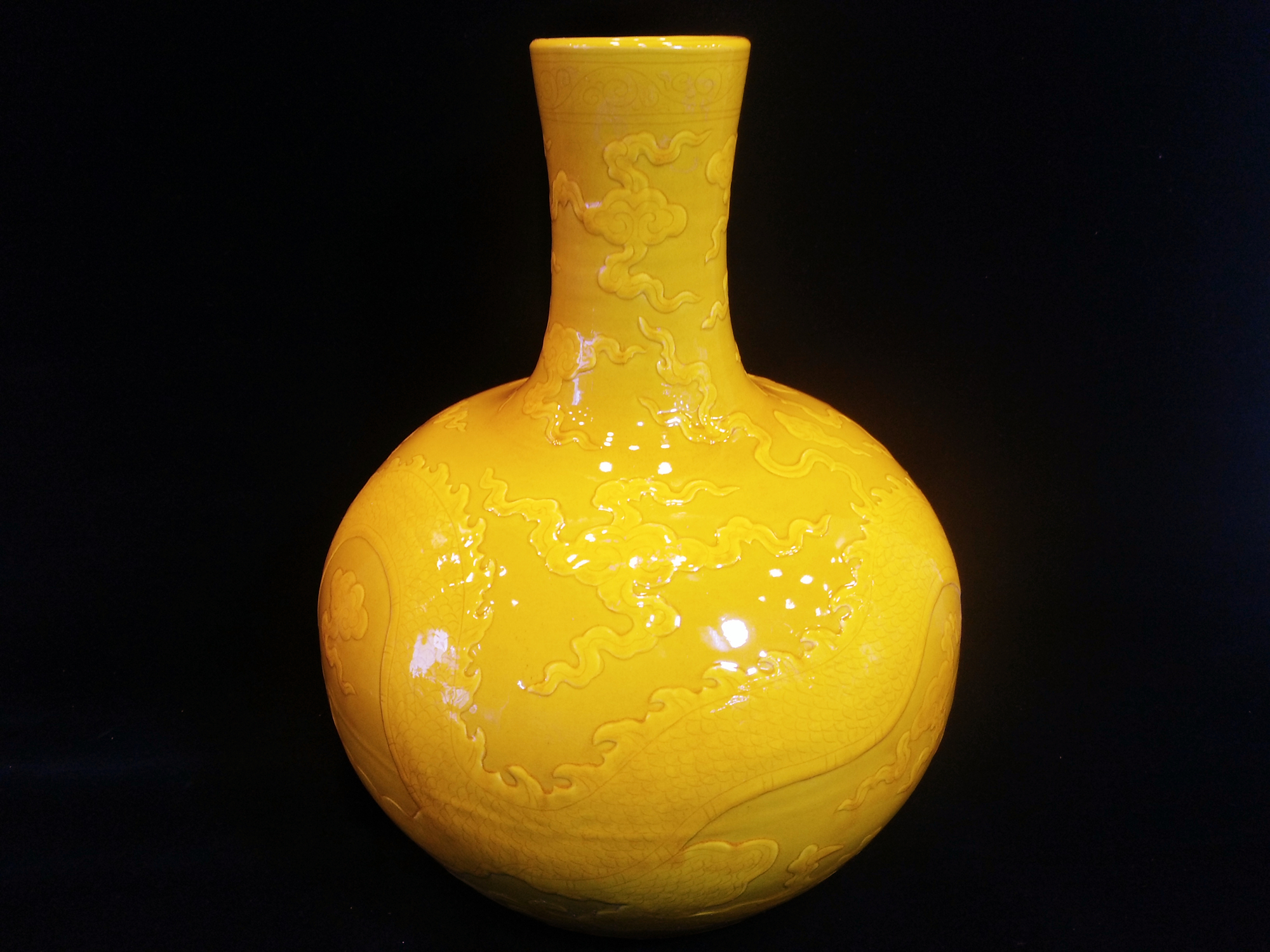 现代黄釉瓷器图片