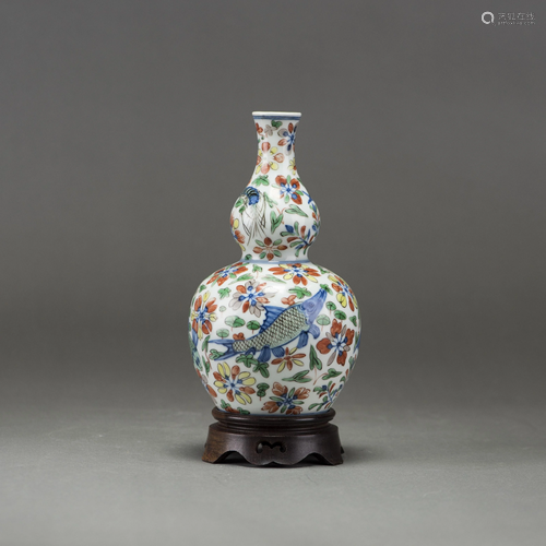 A WUCAI DOUBLE-GOURD 'FISH' VASE, CHENGHUA MARK WITH