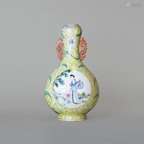 YELLOW GROUND FAMILLE ROSE GARLIC-HEAD 'FIGURAL' VASE,