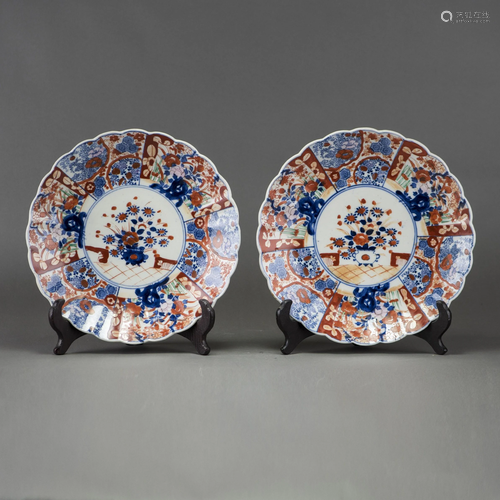 A PAIR OF JAPANESE IMARI STYLE 'FLORAL' DISHES, WITH