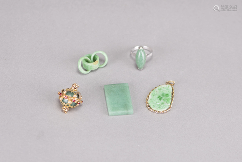 (LOT OF 5) A GROUP OF FIVE JADEITE ACCESSORIES