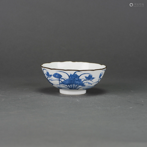 A BLUE AND WHITE PETAL LOBED BOWL