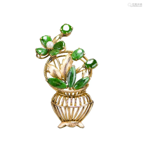 A JADEITE 18k GOLD BROOCH