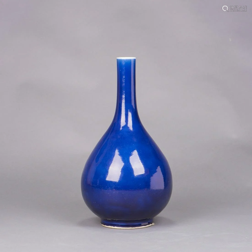 A ROYAL BLUE-GLAZED BOTTLE VASE, 18TH CENTURY