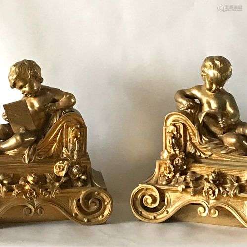 Paire de chenets en bronze doré représentant deux Putti lisa...